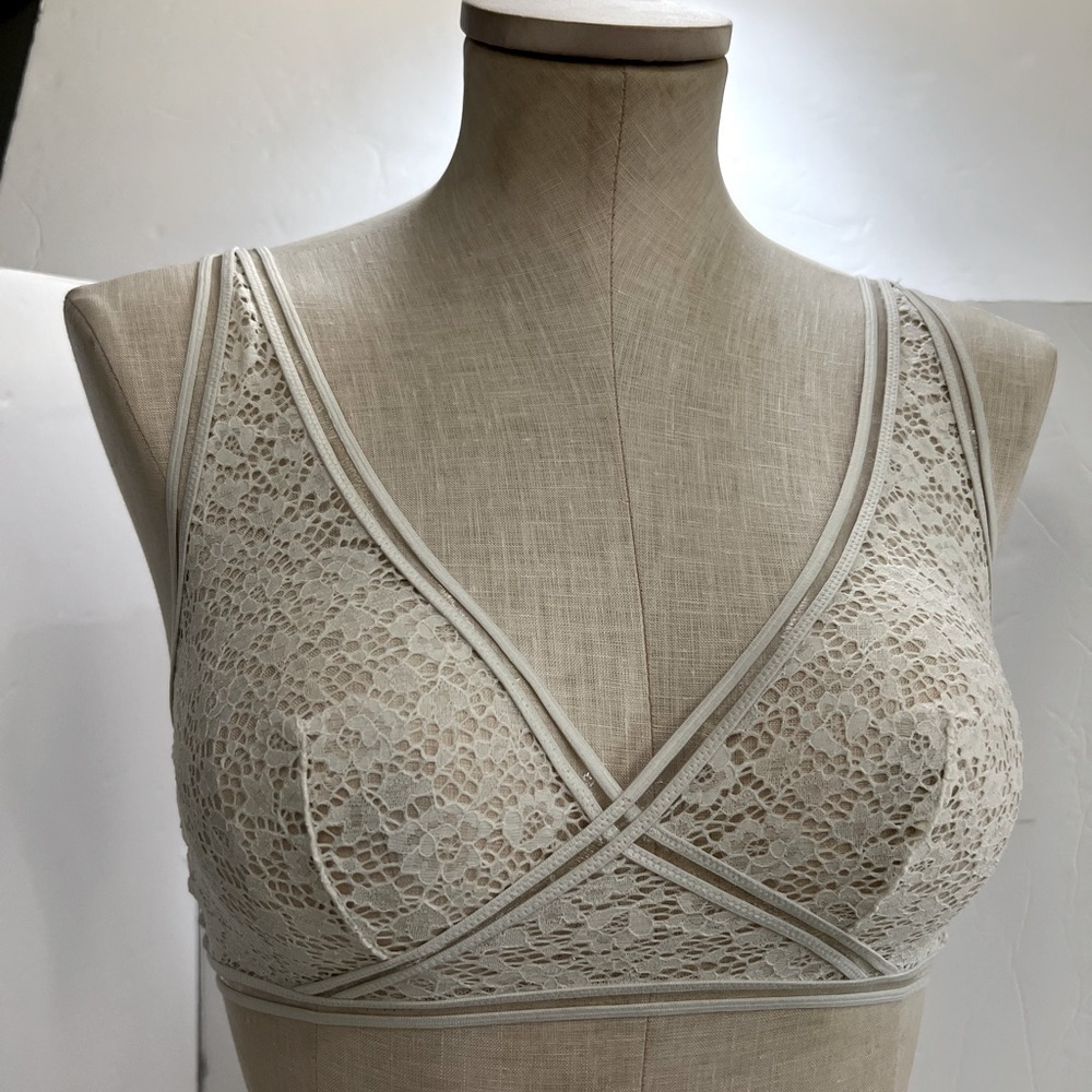 VICTORIA  SECERT 💕White  Lacey bralette👙ADJUSTABLE STRAPS⭐️⭐️size S